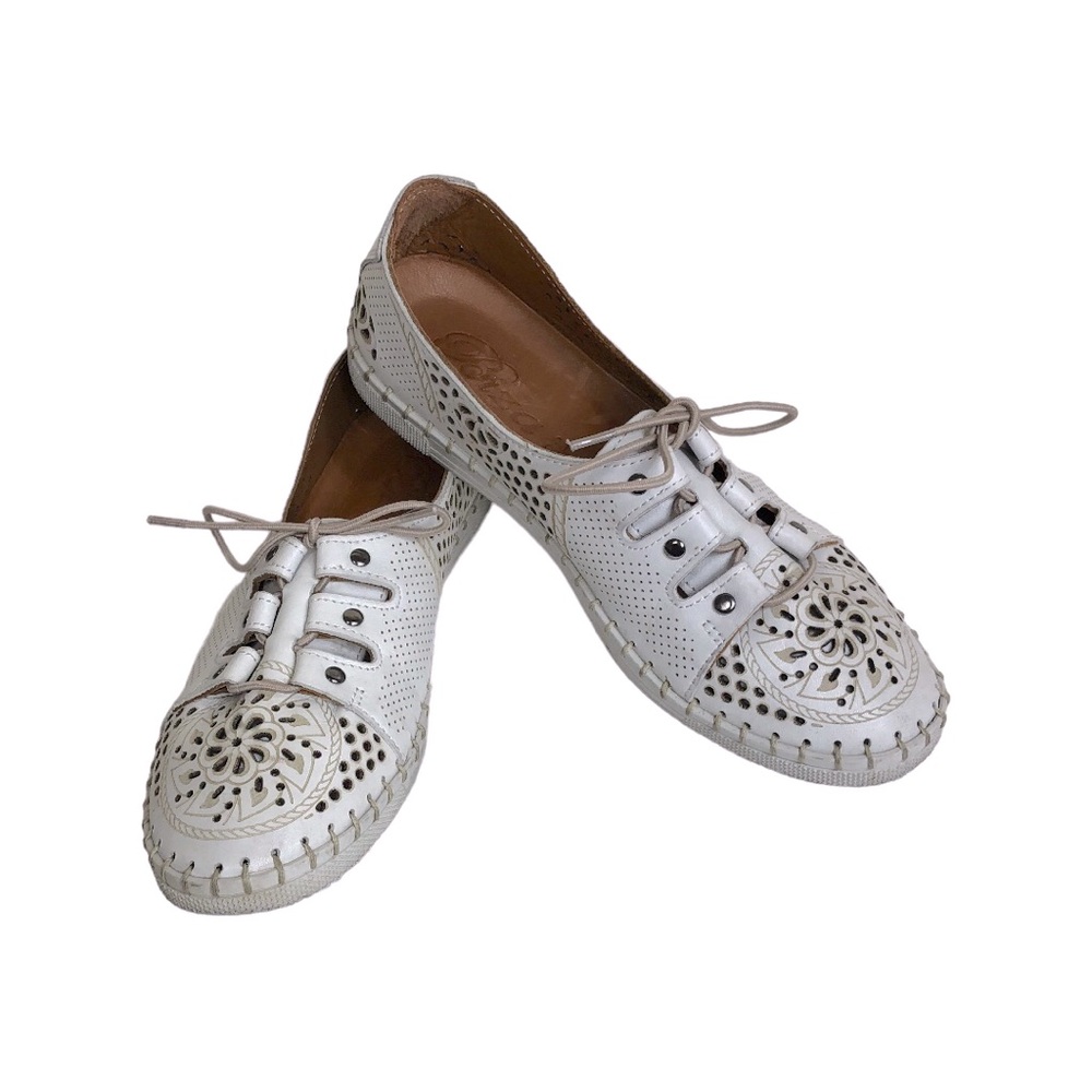 Biza Petra. Women’s Ivory Petra By Biza Lazer Cut Lace Flat Sneakers Size 38 / 7